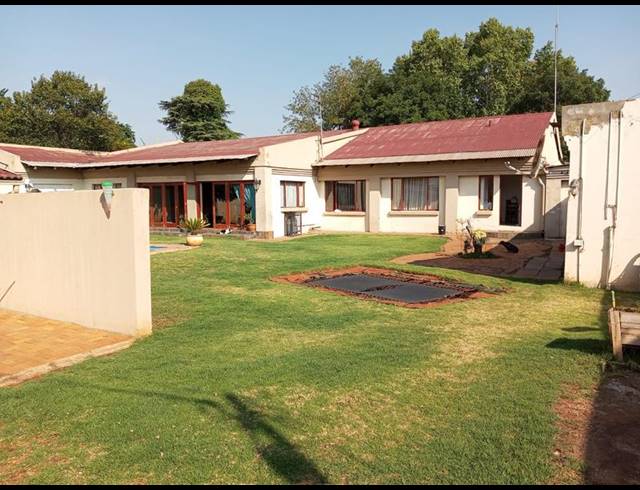 4 BEDROOM HOUSE FOR SALE IN ROWHILL